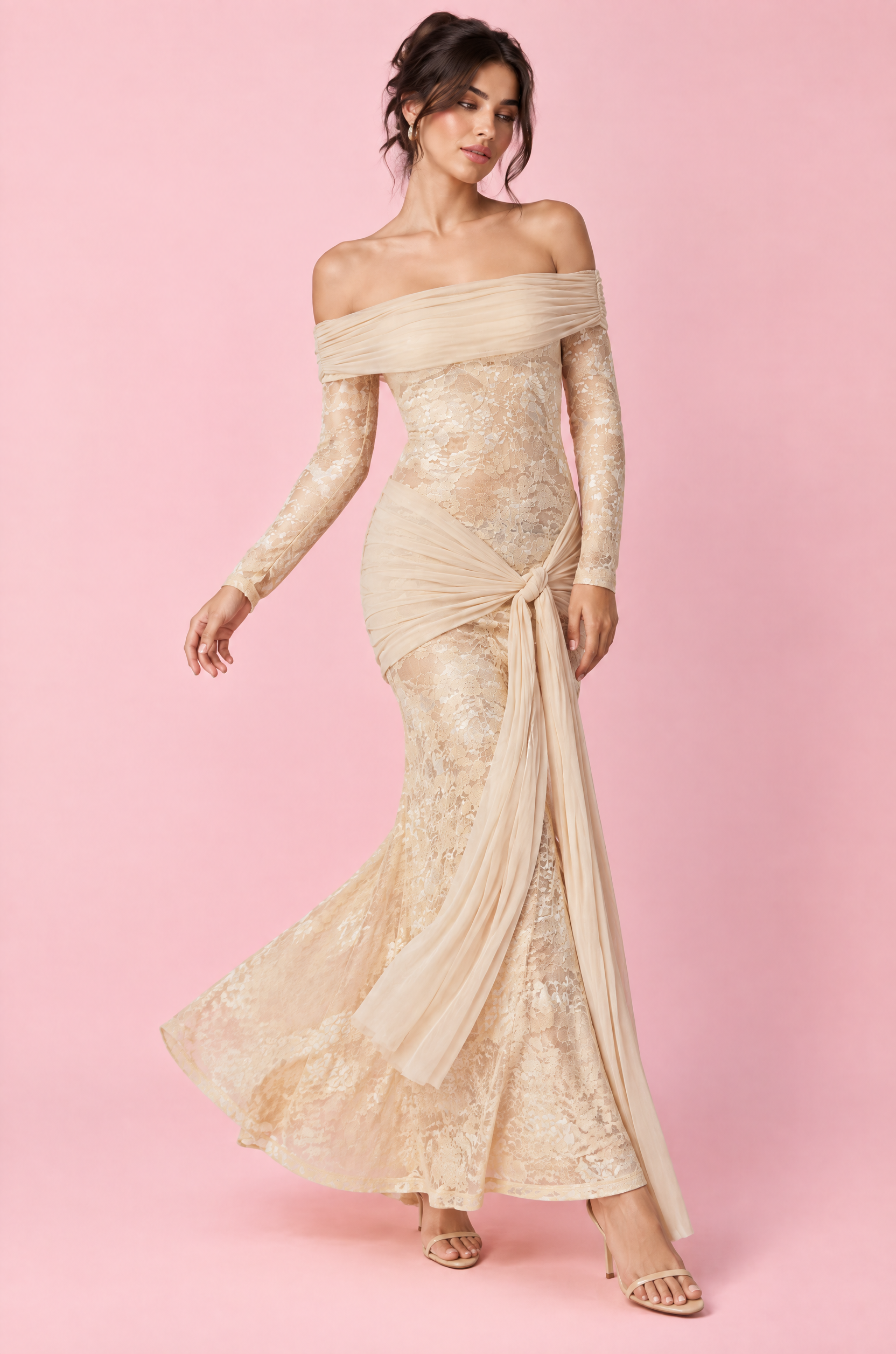 Robe longue beige en dentelle à col Bardot, avec détails froncés et lien à nouer | Vue en mouvement | Lounelle Paris