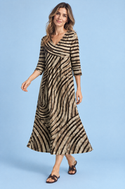 Robe beige fluide à col en V | Vue en mouvement | Lounelle Paris