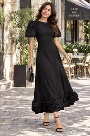 Robe longue noire à manches bouffantes et volant | Photo lifestyle | Lounelle Paris