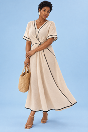 Robe longue beige à col V et taille nouée | Porté sur une silhouette plus ronde | Lounelle Paris