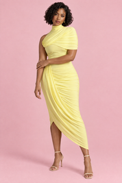 Robe midi asymétrique jaune à cape torsadée | Porté sur une autre silhouette | Lounelle Paris
