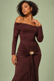 Robe longue bordeaux asymétrique à fronces et drapé | Vue rapprochée | Lounelle Paris