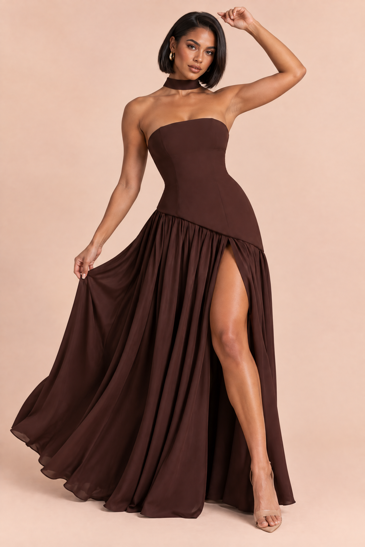 Robe longue marron foncé à encolure asymétrique | Vue en mouvement | Lounelle Paris