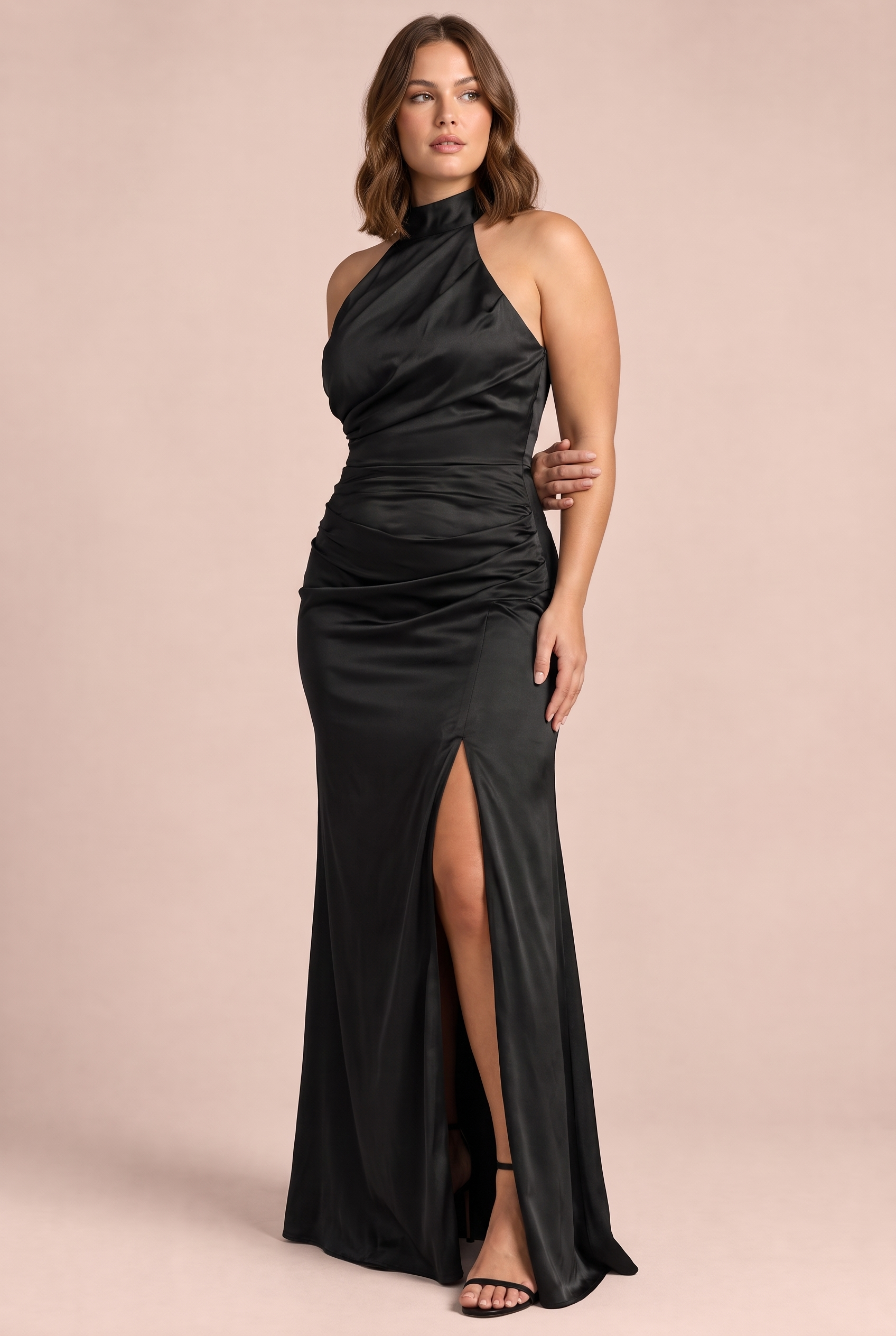 Robe longue satinée noire à encolure américaine et fente | Porté sur une autre silhouette | Lounelle Paris