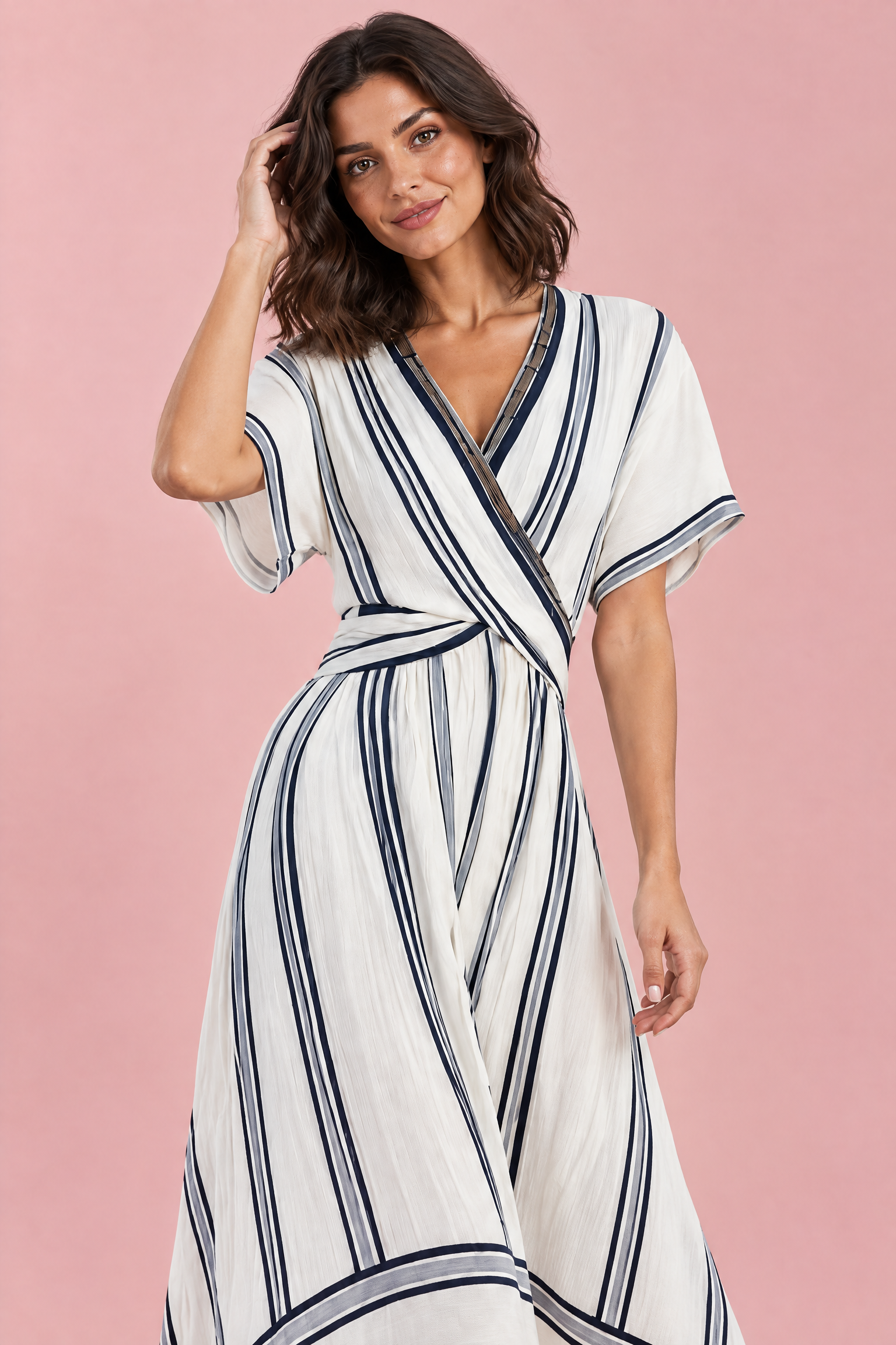 Robe portefeuille blanche à col V | Vue rapprochée | Lounelle Paris