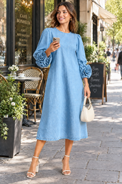 Robe midi bleu clair à manches ornées de rosettes | Photo lifestyle | Lounelle Paris