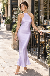 Robe longue violet clair à encolure asymétrique | Photo lifestyle | Lounelle Paris