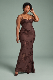 Robe longue marron à broderies florales | Porté sur une silhouette plus ronde | Lounelle Paris