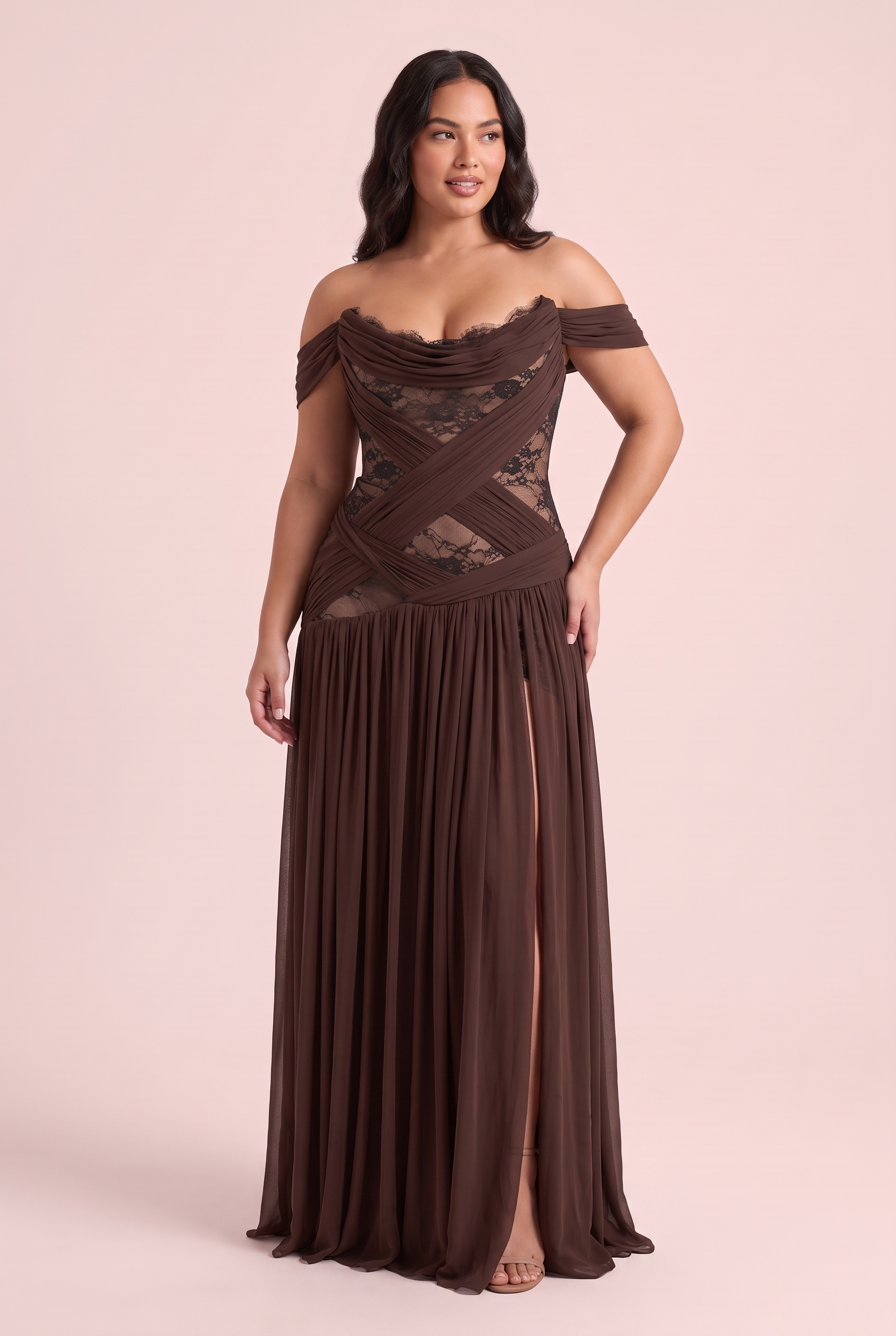 Robe marron à découpes et col bénitier | Porté sur une silhouette plus ronde | Lounelle Paris