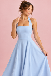 Robe midi patineuse bleu ciel à col américain | Vue rapprochée | Lounelle Paris