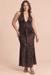 Robe longue marron froncée à col dos nu | Porté sur une silhouette plus ronde | Lounelle Paris