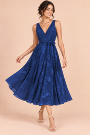 Robe midi fleurie bleu marine à la coupe patineuse | Vue en mouvement | Lounelle Paris