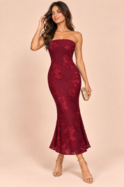 Robe midi bordeaux en dentelle à encolure bandeau avec détail col | Vue en mouvement | Lounelle Paris
