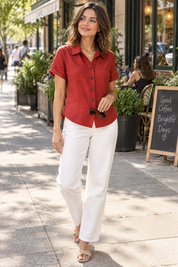Chemise rouge à manches courtes et col classique | Photo lifestyle | Lounelle Paris