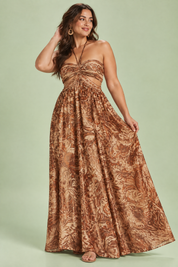 Robe longue marron à col licou et découpes | Porté sur une autre silhouette | Lounelle Paris