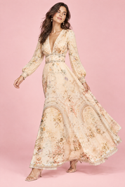 Robe longue écrue à col V et manches bouffantes | Vue en mouvement | Lounelle Paris