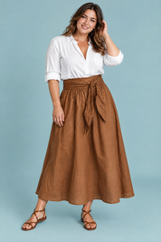 Ensemble chemise et jupe longue marron à taille nouée | Porté sur une silhouette plus ronde | Lounelle Paris