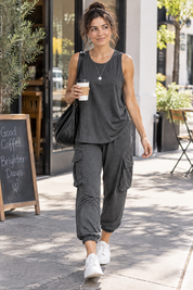 Ensemble deux pièces fluide avec débardeur et pantalon – gris foncé | Photo lifestyle | Lounelle Paris