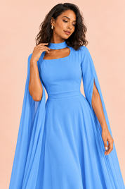 Robe longue bleu roi à encolure carrée et manches cape | Vue rapprochée | Lounelle Paris