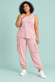 Ensemble deux pièces fluide avec débardeur et pantalon – rose | Porté sur une silhouette plus ronde | Lounelle Paris
