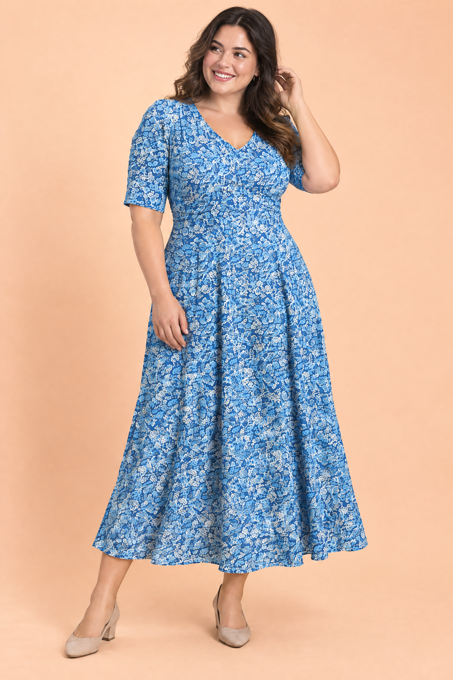 Robe longue bleue à col V | Porté sur une silhouette plus ronde | Lounelle Paris