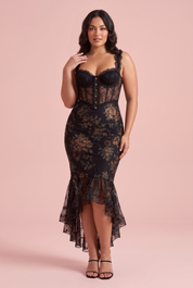 Robe corset noire à fleurs | Porté sur une silhouette plus ronde | Lounelle Paris