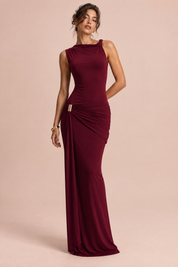 Robe longue rouge foncé à col montant, drapée, avec manches torsadées | Vue de face | Lounelle Paris