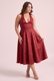 Robe midi bordeaux en dentelle à décolleté plongeant | Porté sur une autre silhouette | Lounelle Paris