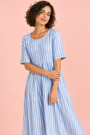 Robe midi trapèze à motif floral bleu clair | Vue rapprochée | Lounelle Paris