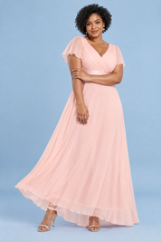 Robe longue plissée rose à col V | Porté sur une silhouette plus ronde | Lounelle Paris