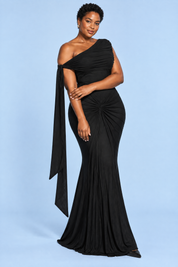 Robe longue moulante froncée asymétrique noire | Porté sur une silhouette plus ronde | Lounelle Paris