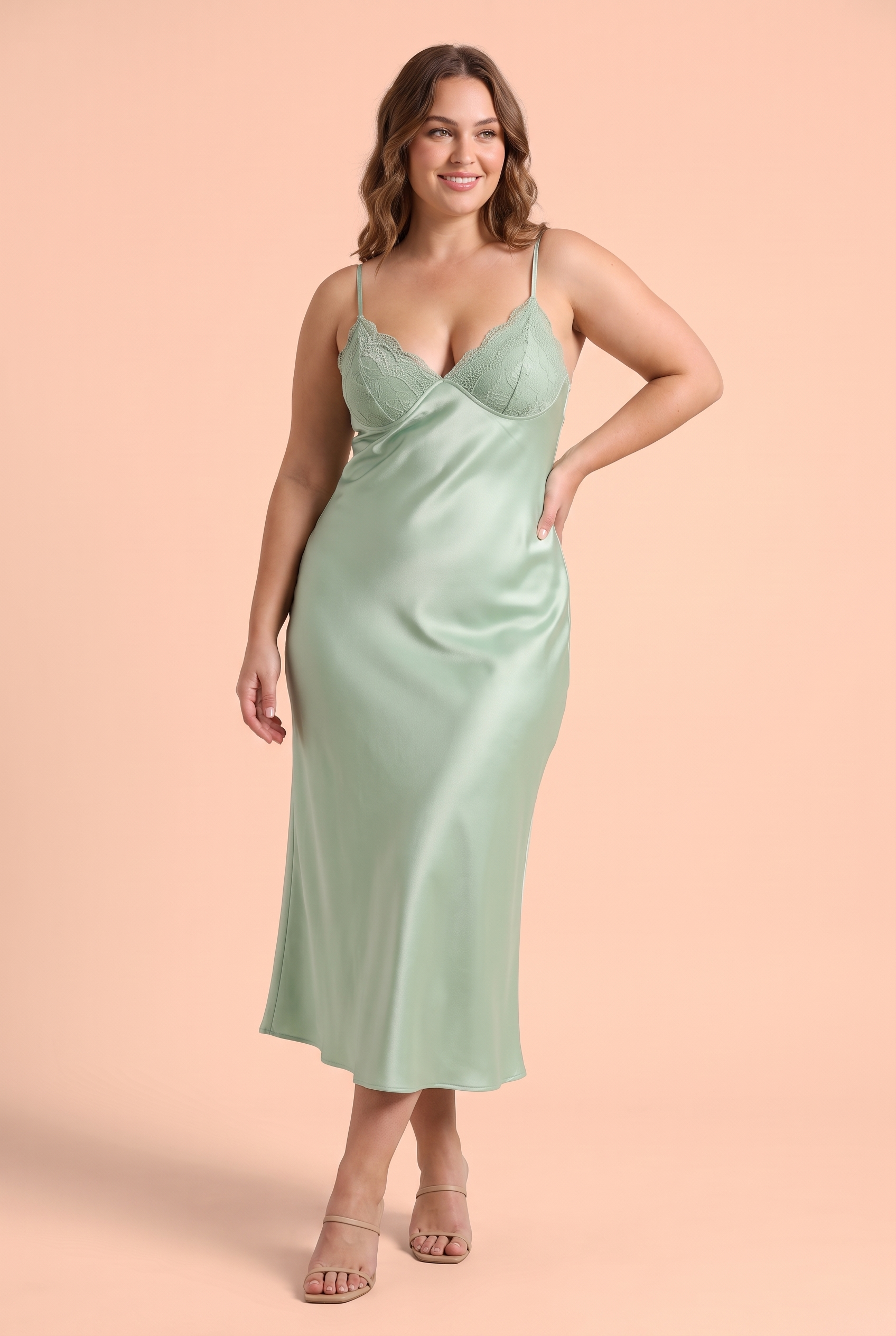Robe nuisette longue vert menthe à dentelle | Porté sur une silhouette plus ronde | Lounelle Paris
