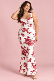 Robe longue blanche à imprimé floral et décolleté plongeant | Porté sur une silhouette plus ronde | Lounelle Paris