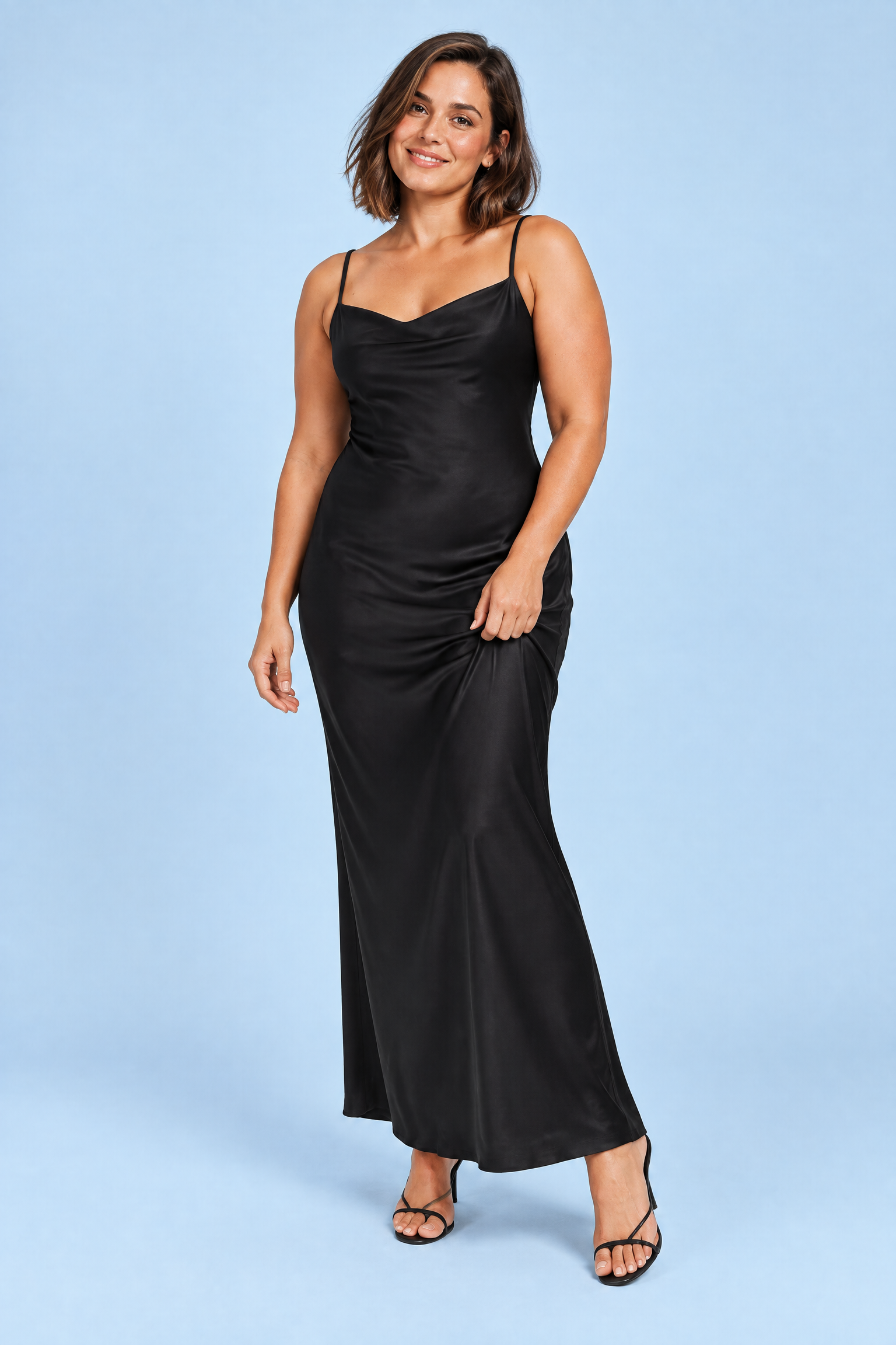 Robe longue satinée noire à col bénitier | Porté sur une silhouette plus ronde | Lounelle Paris