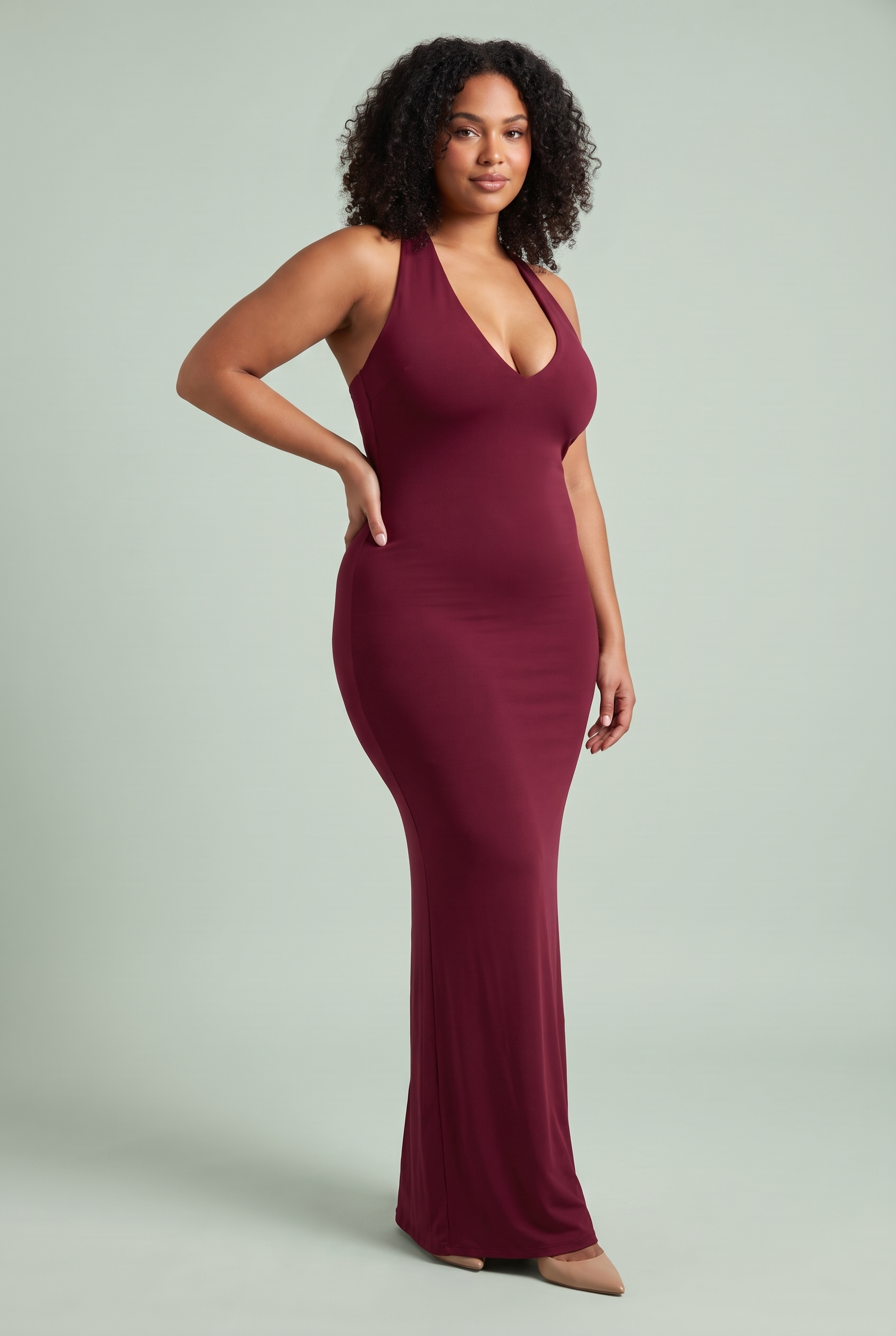 Robe longue bordeaux à décolleté plongeant avec gants | Porté sur une silhouette plus ronde | Lounelle Paris