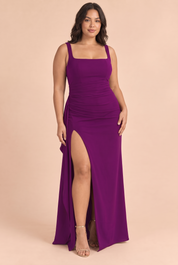 Robe longue violette à encolure carrée, dos plongeant et fente latérale sur la cuisse | Porté sur une silhouette plus ronde | Lounelle Paris