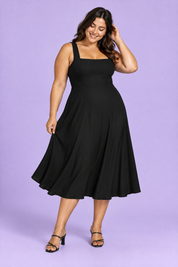 Robe midi noire à fines bretelles et jupe ample | Porté sur une silhouette plus ronde | Lounelle Paris