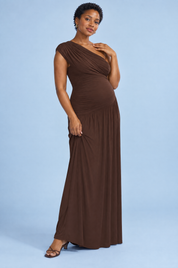 Robe longue de grossesse marron à encolure asymétrique et taille basse | Vue de face | Lounelle Paris