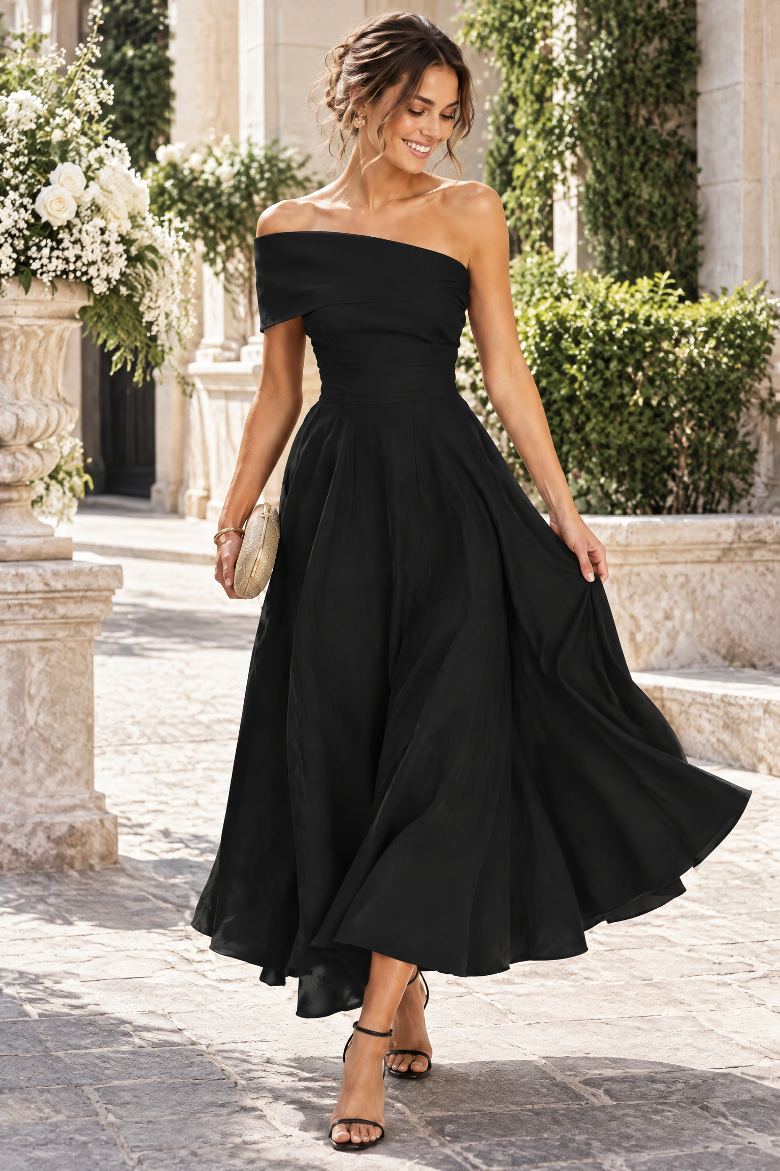 Robe asymétrique noire à épaules dénudées | Photo lifestyle | Lounelle Paris