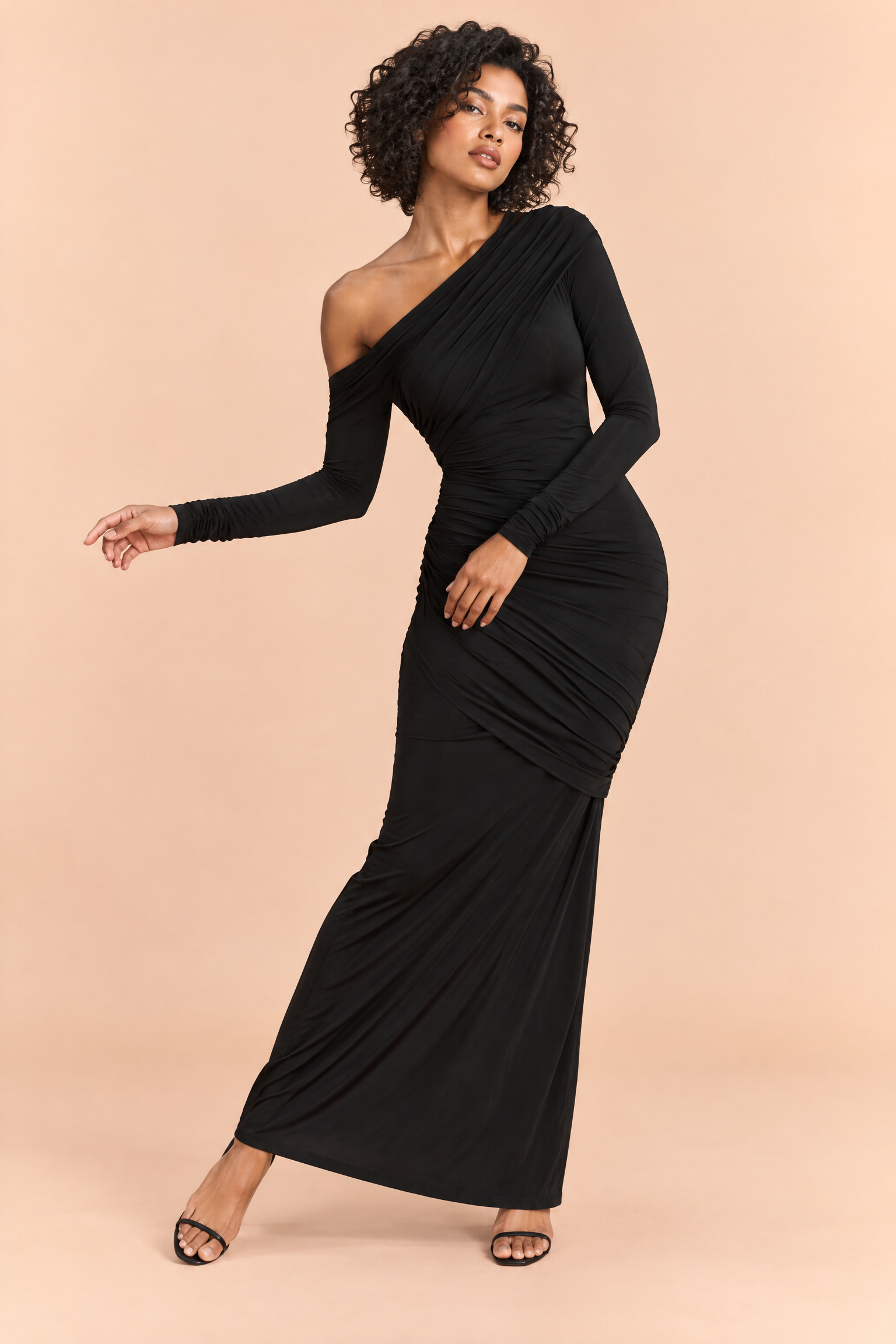 Robe longue noire à encolure asymétrique et détails froncés | Vue en mouvement | Lounelle Paris