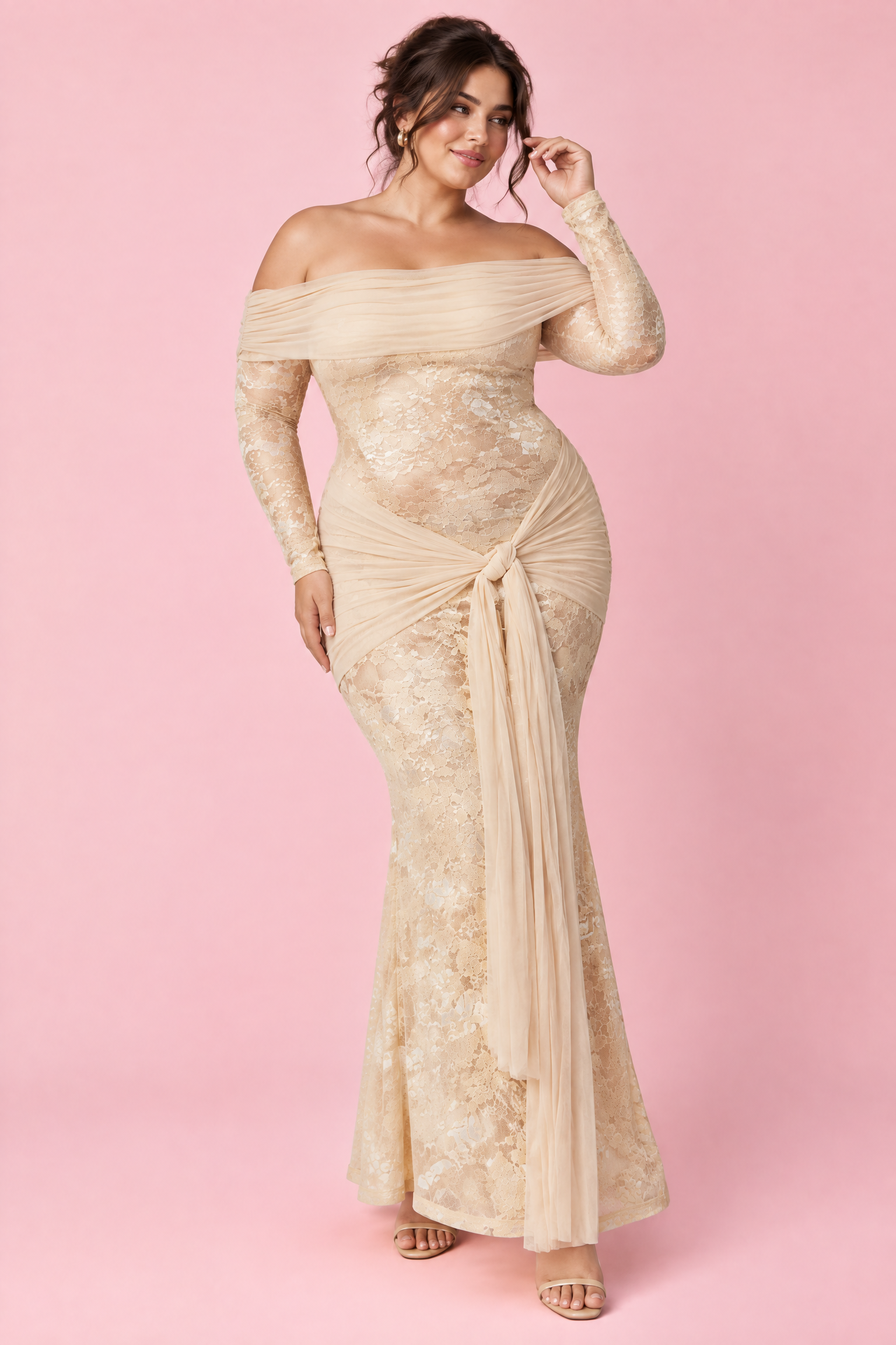 Robe longue beige en dentelle à col Bardot, avec détails froncés et lien à nouer | Porté sur une silhouette plus ronde | Lounelle Paris