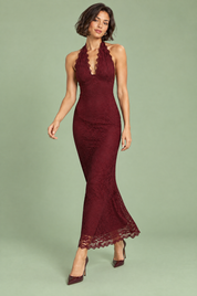 Robe longue en dentelle bordeaux à encolure asymétrique et détail au col | Vue en mouvement | Lounelle Paris