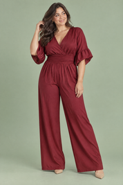 Combinaison pantalon bordeaux à col V et jambes larges | Porté sur une silhouette plus ronde | Lounelle Paris