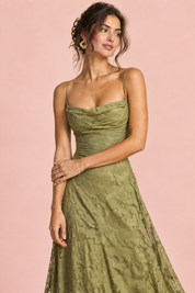 Robe longue fleurie olive à col bénitier | Vue rapprochée | Lounelle Paris