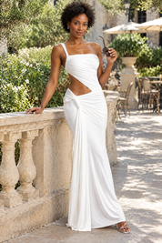 Robe longue blanche asymétrique à jupe portefeuille | Photo lifestyle | Lounelle Paris