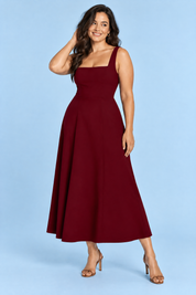 Robe midi bordeaux à fines bretelles et jupe ample | Porté sur une autre silhouette | Lounelle Paris