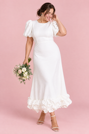 Robe longue blanche à manches bouffantes et volant | Porté sur une silhouette plus ronde | Lounelle Paris
