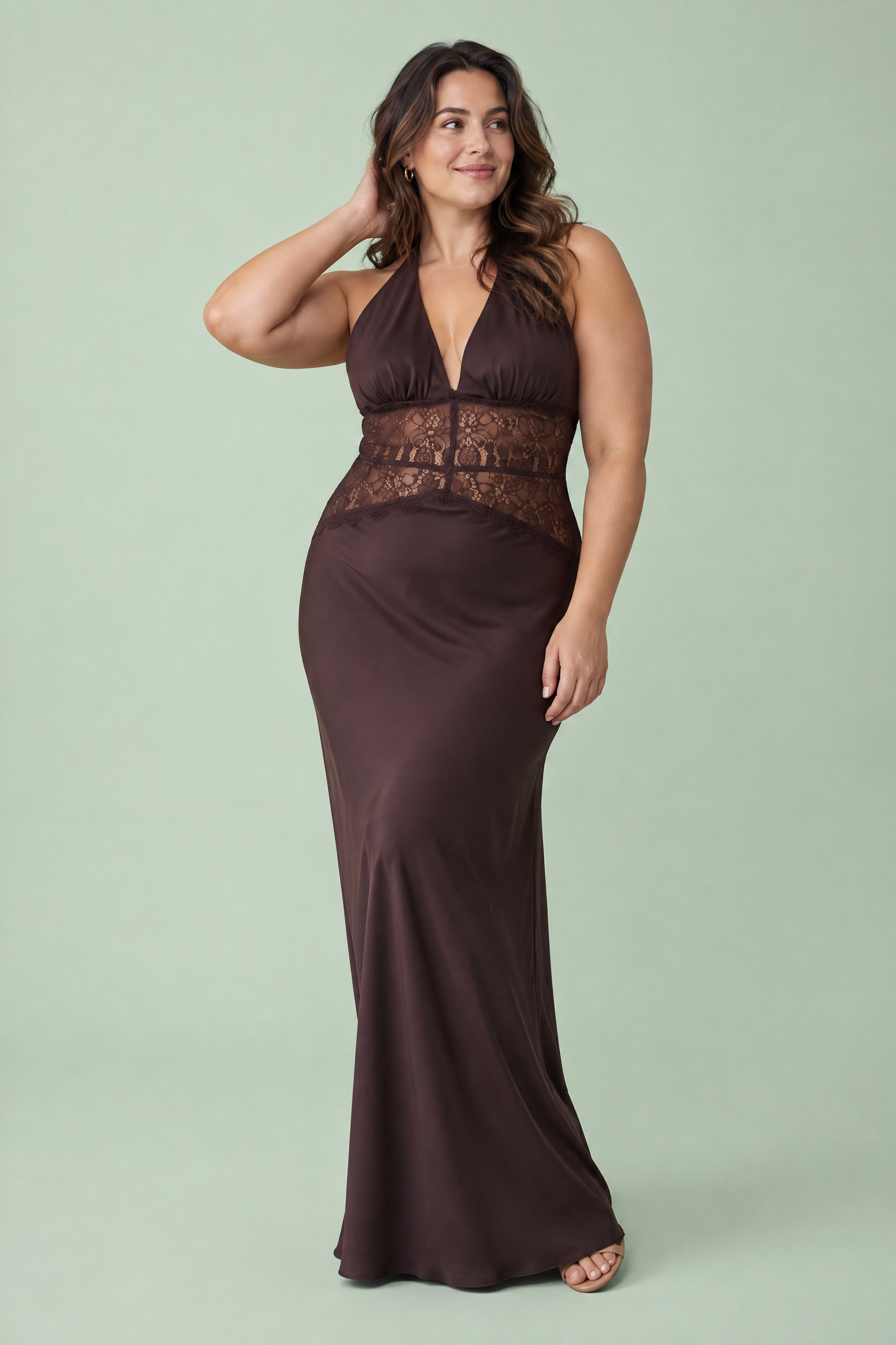 Robe longue marron foncé à encolure américaine et empiècement en dentelle | Porté sur une silhouette plus ronde | Lounelle Paris