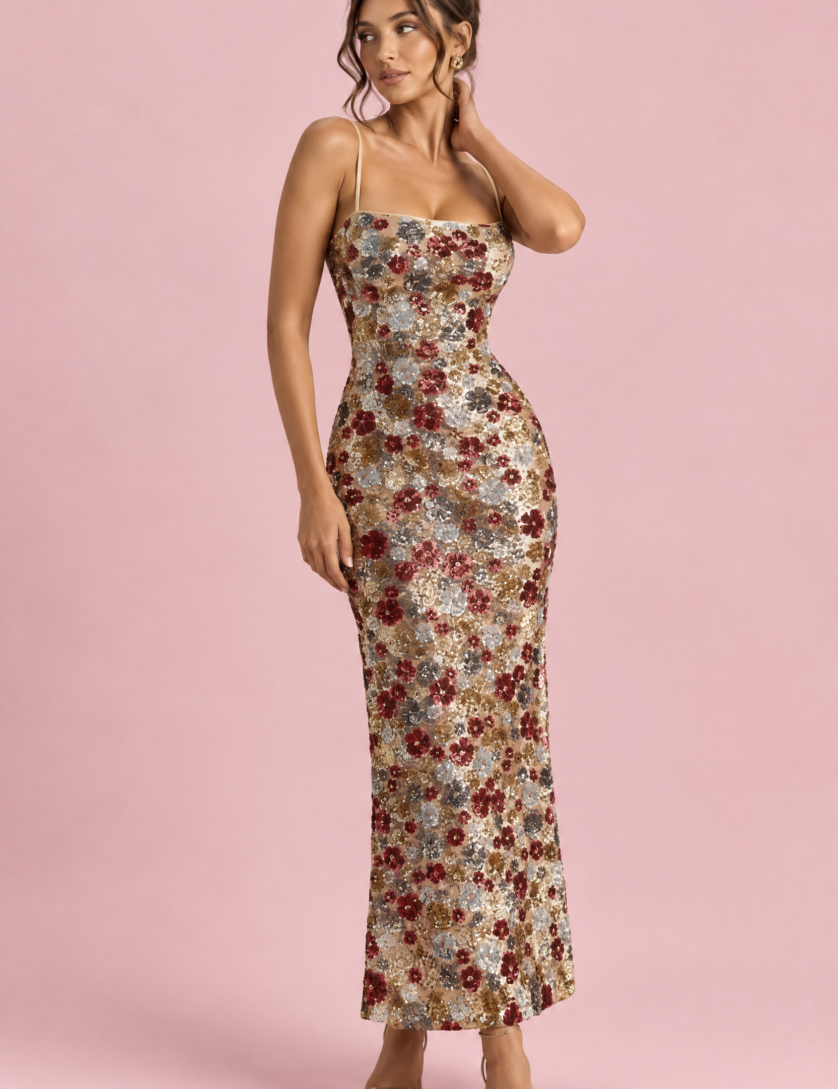 Robe longue dorée à sequins et ornements floraux, col carré | Vue de face | Lounelle Paris
