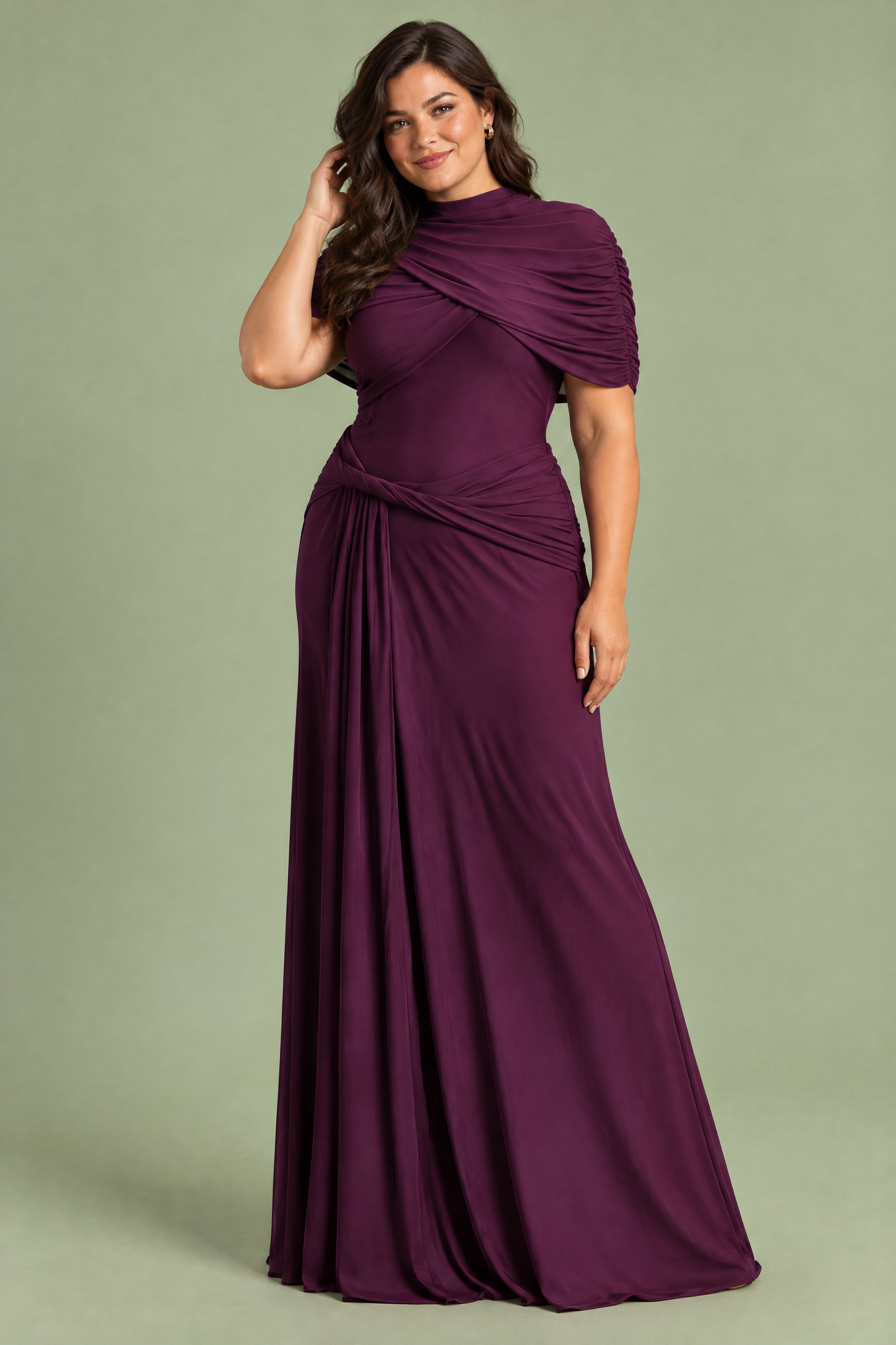 Robe longue violette à col montant et manches courtes façon cape | Porté sur une silhouette plus ronde | Lounelle Paris